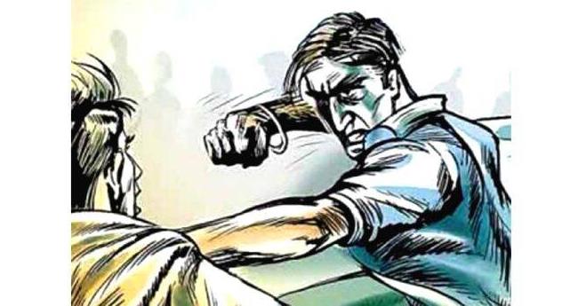 ദ​മ്പ​തി​മാ​രെ ത​ട​ഞ്ഞു​നി​ര്‍​ത്തി മ​ര്‍​ദി​ച്ച് പ​ണ​വും വാ​ഹ​ന​വും ത​ട്ടി​യെ​ടു​ത്തു