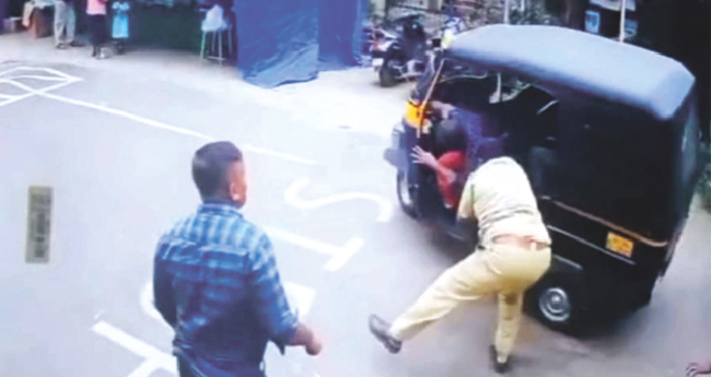 ഓ​ട്ടോറി​ക്ഷ​യി​ൽനി​ന്നു ഡ്രൈ​വ​റെ വ​ലി​ച്ചി​ട്ട സം​ഭ​വം; വ​​​​നം ഉ​​​​ദ്യോ​​​​ഗ​​​​സ്ഥ​​​​നെ​​​​തി​​​​രേ  വ​​​​കു​​​​പ്പു​​​ത​​​​ല ന​​​​ട​​​​പ​​​​ടി​​​​ക്കു ശി​​​​പാ​​​​ർ​​​​ശ
