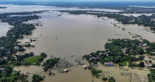 ബംഗാളിലെ പ്രളയവും മണ്ണിടിച്ചിലും:  28 മരണം