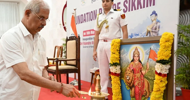 ഗവർണർ-സർക്കാർ പോര് മുറുകി ; കാ​​​​വി​​​​ക്കൊ​​​​ടി​​​​യേ​​​​ന്തി​​​​യ ഭാ​​​​ര​​​​താം​​​​ബയെ ഒഴിവാക്കാൻ സർക്കാർ നിയമവഴിക്ക്