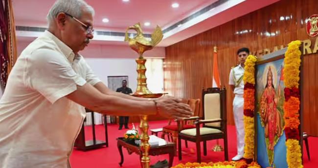 പോ​ർ​മു​ഖം തു​റ​ന്നു ഗ​വ​ർ​ണ​ർ; രാ​ജ്ഭ​വ​നി​ൽ നി​ന്ന് ഭാ​ര​താം​ബ​യു​ടെ ചി​ത്രം മാ​റ്റി​ല്ല