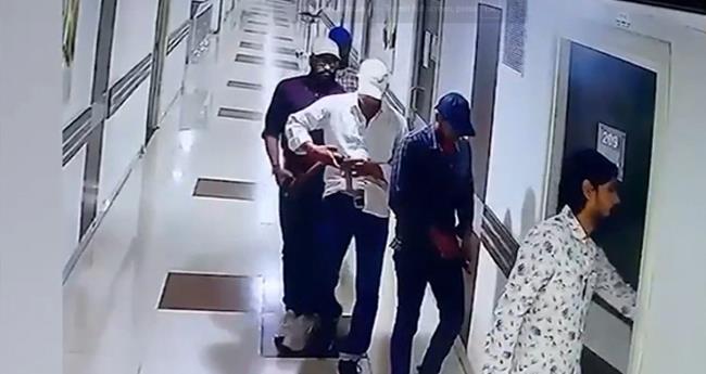 ചി​കി​ത്സ​യി​ലാ​യി​രു​ന്ന കൊ​ടും​കു​റ്റ​വാ​ളി​യെ ആ​ശു​പ​ത്രി മു​റി​യി​ല്‍ ക​യ​റി വെ​ടി​വ​ച്ച് കൊ​ന്നു