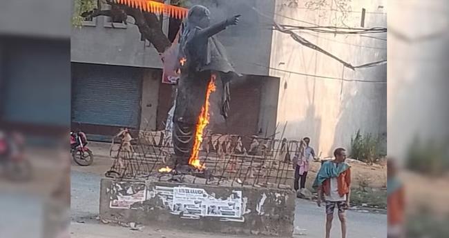 ബി​ജു പ​ട്‌​നാ​യി​ക്കി​ന്‍റെ പ്ര​തി​മ​യ്ക്ക് തീ​വ​ച്ചു; ഒ​രാ​ൾ അ​റ​സ്റ്റി​ൽ