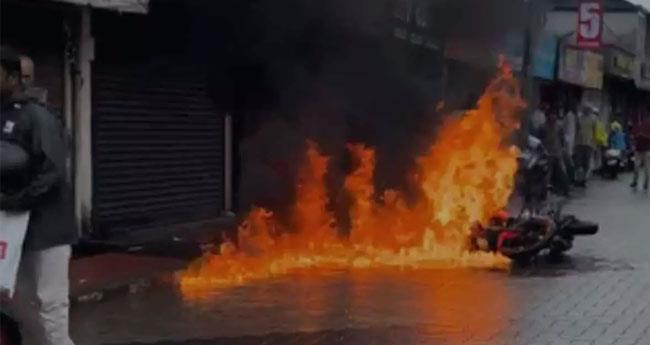 കോ​ഴി​ക്കോ​ട്ട് പാ​ള​യ​ത്ത് ബൈ​ക്കി​ന് തീ​പി​ടി​ച്ചു
