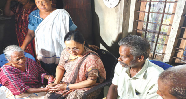മന്ത്രി വീണാ ജോർജ്  ബിന്ദുവിന്‍റെ വീട്ടിലെത്തി