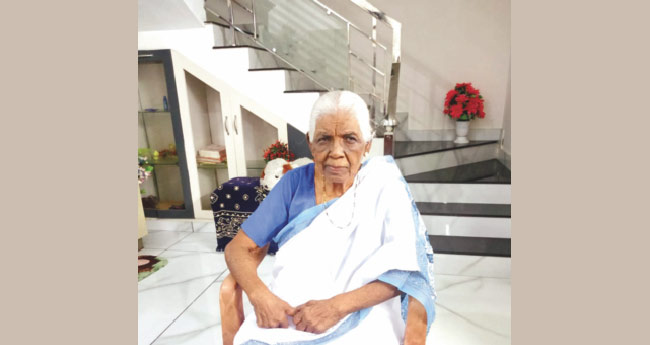 അക്ഷര ലോകത്ത് കർമനിരതയായ്.. ബി​​​​യാ​​​​മ്മ ടീ​​​​ച്ച​​​​ർ @ 90