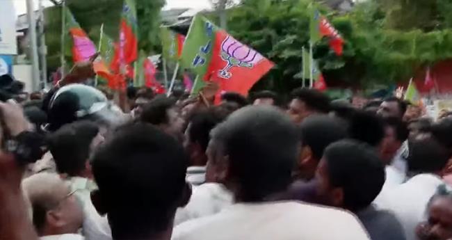 നൈ​പു​ണ്യ കേ​ന്ദ്ര​ത്തി​ന്‍റെ ത​റ​ക്ക​ല്ലി​ട​ൽ അ​ല​ങ്കോ​ല​പ്പെ​ടു​ത്തി​യ സം​ഭ​വം; ഡി​സി​സി ഓ​ഫീ​സി​ലേ​ക്ക് ബി​ജെ​പി ന​ട​ത്തി​യ മാ​ർ​ച്ചി​ൽ സം​ഘ​ർ​ഷം