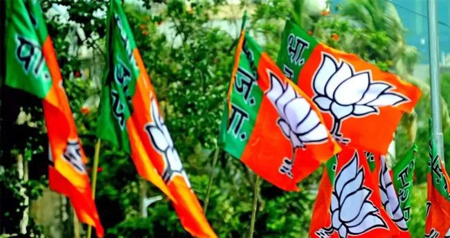ഡ​ൽ​ഹി​യി​ലെ കു​ടി​വെ​ള്ള ക്ഷാ​മം ;  ജ​ല ബോ​ര്‍​ഡ് ഓ​ഫീ​സ് അ​ടി​ച്ചു​ത​ക​ർ​ത്തു