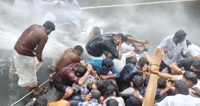 വി​ദ്യാ​ർ​ഥി ഷോ​ക്കേ​റ്റു മ​രി​ച്ച സം​ഭ​വം: മ​ന്ത്രി​യു​ടെ ഓ​ഫീ​സി​ലേ​ക്കു ബി​ജെ​പി മാ​ർ​ച്ച്; സം​ഘ​ർ​ഷം