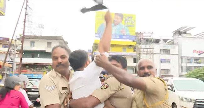 ക​ണ്ണൂ​രി​ല്‍ ഗ​വ​ര്‍​ണ​ര്‍​ക്ക് നേ​രെ കെ​എ​സ്‌​യു ക​രി​ങ്കൊ​ടി വീ​ശി