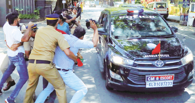 ഷാ​ഫി പ​റ​മ്പി​ലി​ന്  മ​ര്‍​ദ​ന​മേ​റ്റ  സം​ഭ​വം ; മു​ഖ്യ​മ​ന്ത്രി​ക്കെ​തി​രേ  ക​രി​ങ്കൊ​ടി പ്ര​തി​ഷേ​ധം