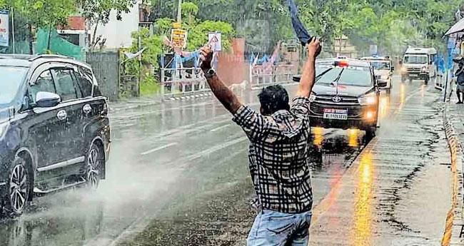 മു​ഖ്യ​മ​ന്ത്രി​ക്കെ​തി​രേ  ക​രി​ങ്കൊ​ടി