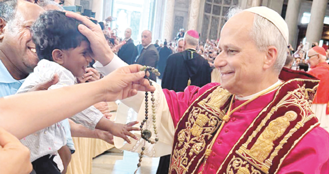 മ​ല​യാ​ളി പെ​ൺ​കു​ട്ടിക്ക് ലെ​യോ മാർപാ​പ്പ​യു​ടെ ആ​ശീ​ർ​വാ​ദം