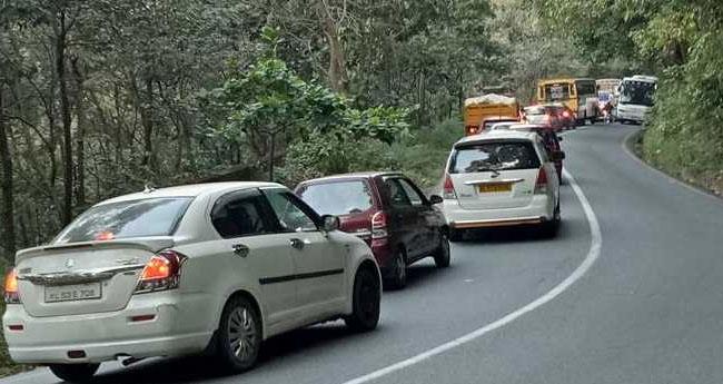 വ​യ​നാ​ട്ടി​ൽ വാ​ഹ​ന​ങ്ങ​ൾ ത​ട​ഞ്ഞ് ഹ​ർ​ത്താ​ല​നു​കൂ​ലി​ക​ൾ