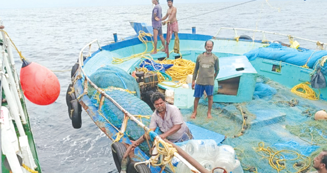 വെ​ള്ളം ക​യ​റി​യ ബോ​ട്ട്  ക​ര​യ്‌​ക്കെ​ത്തി​ച്ചു