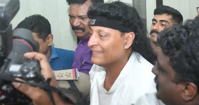 ബോ​ബി ചെ​മ്മ​ണ്ണൂ​രി​നെ വൈ​ദ്യ പ​രി​ശോ​ധ​ന​യ്ക്ക് എ​ത്തി​ച്ചു