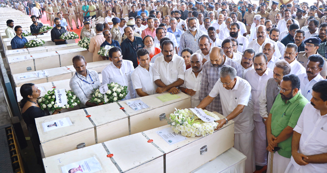 കുവൈറ്റിൽ തീപിടിത്തത്തിൽ മരിച്ച 23 മ​​​ല​​​യാ​​​ളി​​​ക​​​ളുടെ മൃതദേഹങ്ങൾ ജ​​​ന്മ​​​നാ​​​ട് ഏ​​​റ്റു​​​വാ​​​ങ്ങി