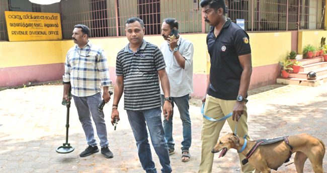 തൃ​ശൂ​ർ, പാ​ല​ക്കാ​ട് ക​ള​ക്‌ടറേ​റ്റു​ക​ളി​ൽ നുണബോം​ബ്