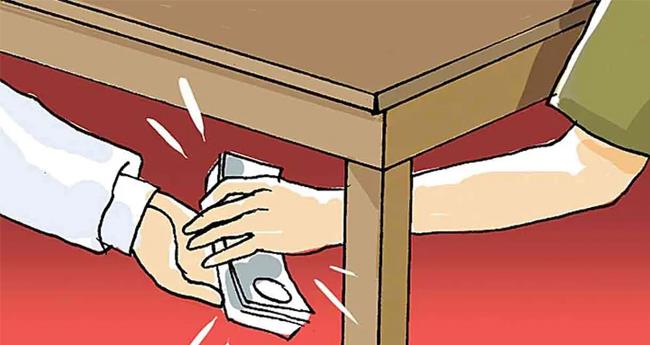 കൈ​ക്കൂ​ലി ; മു​ൻ വി​ല്ലേ​ജ് അ​സി​സ്റ്റ​ന്‍റി​ന് ഏ​ഴ് വ​ർ​ഷം ക​ഠി​ന ത​ട​വ്