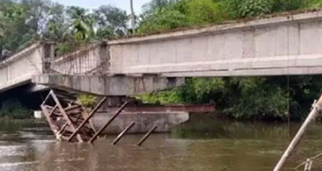 പാ​ലം ത​ക​ർ​ന്ന സം​ഭ​വം: ക​രാ​റു​കാ​ര​നെ ക​രി​ന്പ​ട്ടി​ക​യി​ൽ പെ​ടു​ത്തി