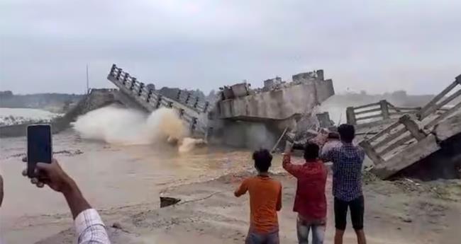 രണ്ടാഴ്ചയ്ക്കിടെ ബി​ഹാ​റി​ൽ 12 പാ​ല​ങ്ങ​ൾ ത​ക​ർ​ന്നു ; എ​ൻ​ജി​നി​യ​ർ​മാ​രെ സ​സ്പെ​ൻ​ഡ് ചെ​യ്തു