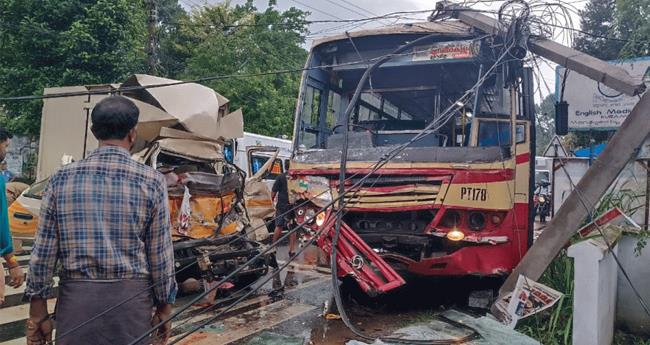 പ​ന്ത​ള​ത്ത് ഡെ​ലി​വ​റി വാ​നും കെ​എ​സ്ആ​ർ​ടി​സി ബ​സും കൂ​ട്ടി​യി​ടി​ച്ചു; ര​ണ്ട് പേ​ർ മ​രി​ച്ചു