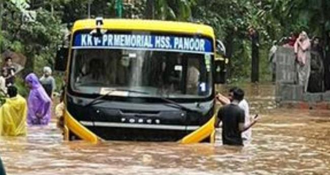 വി​ദ്യാ​ർ​ഥി​ക​ളു​മാ​യി പോ​യ സ്കൂ​ൾ ബ​സ് വെ​ള്ള​ക്കെ​ട്ടി​ൽ കു​ടു​ങ്ങി