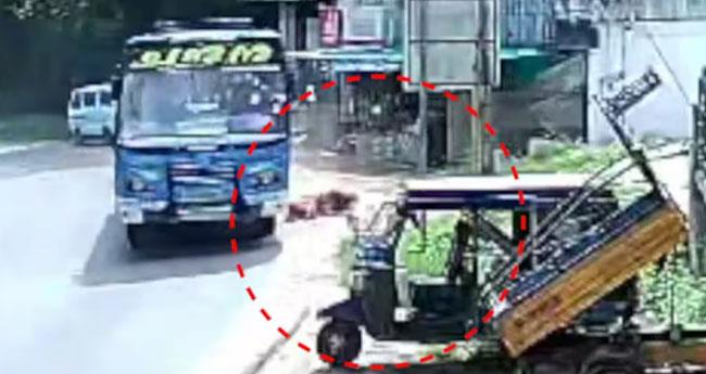 സ്വ​കാ​ര്യ ബ​സി​ൽ​നി​ന്നും യു​വ​തി  തെ​റി​ച്ചു വീ​ണു; താ​ടി​യെ​ല്ല് പൊ​ട്ടി