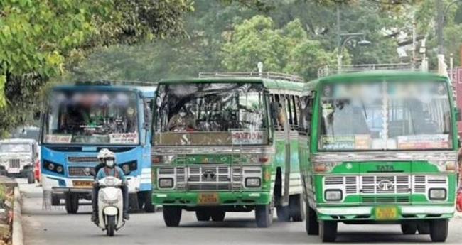 സ്വ​കാ​ര്യ ബ​സ് പ​ണി​മു​ട​ക്ക് തു​ട​ങ്ങി; വ​ല​ഞ്ഞ് യാ​ത്ര​ക്കാ​ർ