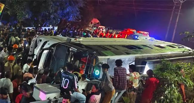 നെ​ടു​മ​ങ്ങാ​ട്ട് അ​പ​ക​ട​ത്തി​ൽ​പ്പെ​ട്ട​ത് മൂ​ന്നാ​റി​ലേ​ക്ക് പോ​യ വി​നോ​ദ​യാ​ത്രാ സം​ഘം; ഡ്രൈ​വ​ർ ഒ​ളി​വി​ൽ