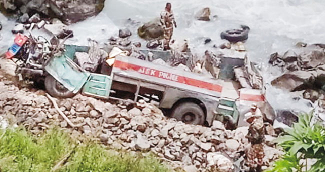 ബസ് മലയിടുക്കിലേക്കു മറിഞ്ഞ് ഏഴ് ഐടിബിപി ജവാന്മാർ മരിച്ചു