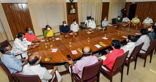 സ​ർ​ക്കാ​ർ ജീ​വ​ന​ക്കാ​രു​ടെ പെ​ൻ​ഷ​ൻ പ്രാ​യം 60 ആ​ക്കി​ല്ല; മ​ന്ത്രിസ​ഭാ യോ​ഗ​ത്തി​ൽ തീ​രു​മാ​നം