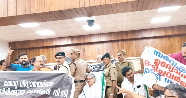 കാ​​​​ലി​​​​ക്ക​​​​ട്ട് യൂ​​​​ണി​​​​വേ​​​​ഴ്സി​​​​റ്റി​​​​; സെ​ന​റ്റ് യോ​ഗം വീ​ണ്ടും മു​ട​ങ്ങി