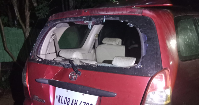 അ​തി​ര​പ്പി​ള്ളി​യി​ൽ കാ​ട്ടാ​ന കാ​ർ ത​ക​ർ​ത്തു