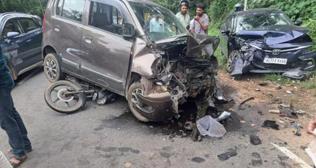 കാ​റു​ക​ൾ കൂ​ട്ടി​യി​ടി​ച്ചു; ഇ​ട​യി​ൽ​പ്പെ​ട്ട് ബൈ​ക്ക് യാ​ത്രി​ക​ന് പ​രി​ക്ക്