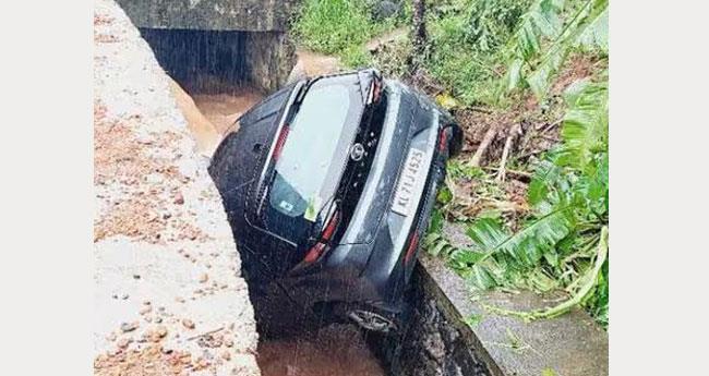 കോ​ഴി​ക്കോ​ട്ട് കാ​ര്‍ നി​യ​ന്ത്ര​ണം​വി​ട്ട് തോ​ട്ടി​ലേ​ക്ക് മ​റി​ഞ്ഞു