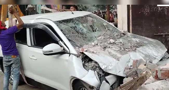 മ​ദ്യ​ല​ഹ​രി​യി​ൽ അ​മി​ത​വേ​ഗം; സ്കൂ​ൾ മ​തി​ൽ ഇ​ടി​ച്ചു​ത​ക​ർ​ത്ത് കാ​ർ: വി​ദ്യാ​ർ​ഥി​ക്ക് ദാ​രു​ണാ​ന്ത്യം