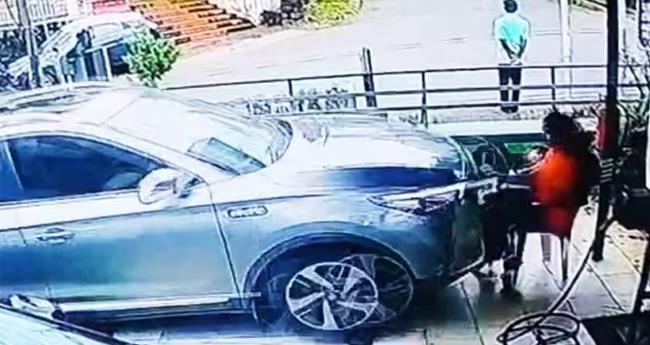 ചാ​ർ​ജിം​ഗ് സ്റ്റേ​ഷ​നി​ലേ​ക്ക് കാ​ർ പാ​ഞ്ഞു​ക​യ​റി; നാ​ലു​വ​യ​സു​കാ​ര​ന് ദാ​രു​ണാ​ന്ത്യം