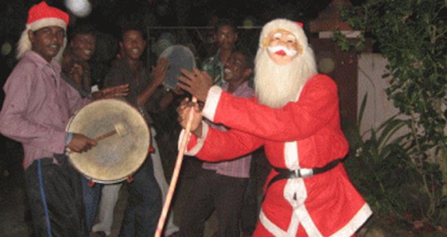കാ​ര​ൾ ത​ട​ഞ്ഞ സം​ഭ​വം; കേ​ന്ദ്ര ന്യൂ​ന​പ​ക്ഷ ക​മ്മീ​ഷ​ന്‍ റി​പ്പോ​ര്‍​ട്ട് തേ​ടി