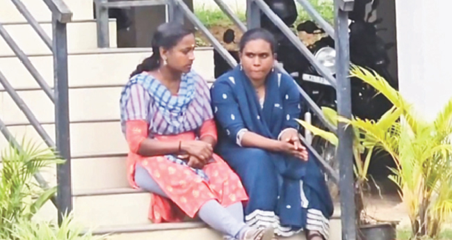 കേ​സെ​ടു​ക്കാ​ൻ വി​മു​ഖ​ത; പോലീസ് സ്റ്റേ​ഷ​നു മു​ന്നി​ൽ  പ്ര​തി​ഷേ​ധ​വു​മാ​യി യു​വ​തി​ക​ൾ