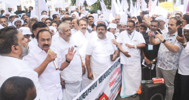 വി​ല​ക്ക​യ​റ്റം: കേ​റ്റ​റേ​ഴ്സ് അ​സോ​സി​യേ​ഷ​ന്‍ സെ​ക്ര​ട്ടേ​റി​യ​റ്റ് മാ​ര്‍​ച്ച് ന​ട​ത്തി