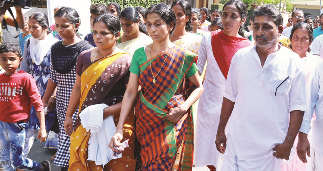 പെ​രി​യ ഇ​ര​ട്ട​ക്കൊ​ല​പാ​ത​കം; സി​ബി​ഐ അ​ന്വേ​ഷ​ണം ആ​വ​ശ്യ​പ്പെ​ട്ട്  ബ​ന്ധു​ക്ക​ൾ സ​ത്യ​ഗ്ര​ഹസ​മ​രം ന​ട​ത്തി