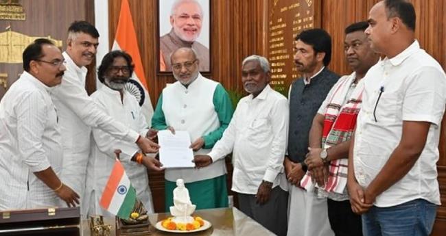 ചംപയ് സോ​റ​ന്‍ രാ​ജി​വ​ച്ചു; സ​ര്‍​ക്കാ​ര്‍ രൂ​പീ​ക​രി​ക്കാ​ൻ അ​വ​കാ​ശ​വാ​ദം ഉ​ന്ന​യി​ച്ച് ഹേ​മ​ന്ത് സോ​റ​ന്‍