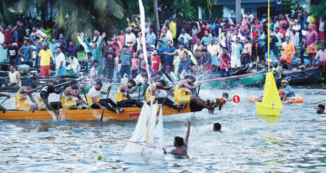 ചമ്പക്കുളം മൂലം ജലോത്സവത്തിൽ  ആയാപറമ്പ് വലിയദിവാൻജി ഒന്നാമൻ