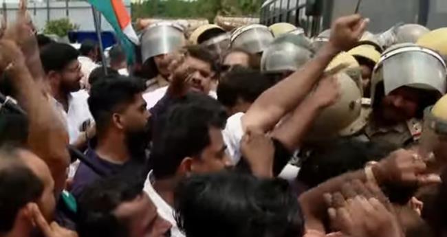 ചേ​ല​ക്ക​ര​യി​ല്‍ എം​പി ഓ​ഫീ​സി​ലേ​ക്കു​ള്ള കോ​ണ്‍​ഗ്ര​സ് മാ​ര്‍​ച്ചി​ല്‍ സം​ഘ​ര്‍​ഷം
