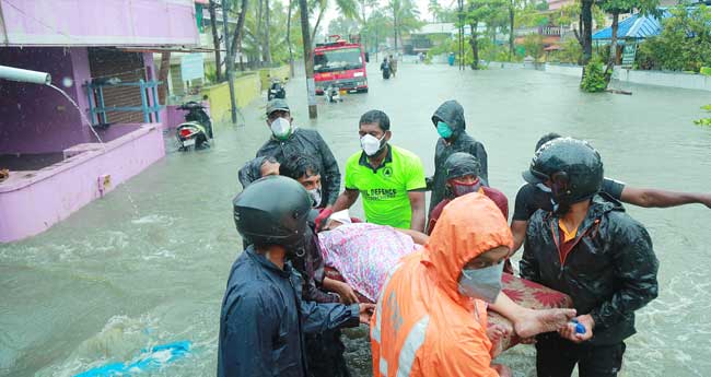 കനത്ത മഴ തുടരുന്നു;  ക​ട​ലാ​ക്ര​മ​ണം രൂ​ക്ഷം