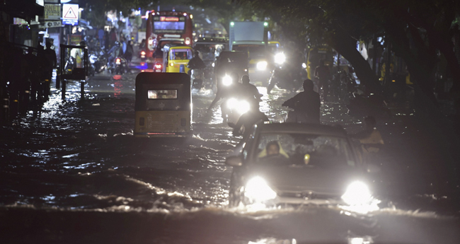 നിവാർ ചുഴലിക്കാറ്റ് ഇന്നെത്തും;  പരക്കെ മഴ, കനത്ത ജാഗ്രത