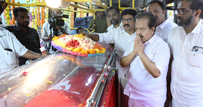 വിഎസിന് അന്ത്യാഞ്ജലി അർപ്പിച്ച് ചെന്നിത്തല