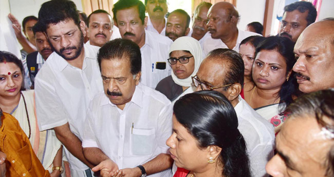 വാ​ള​യാ​ർ: മു​ഖ്യ​മ​ന്ത്രി വീട് സ​ന്ദ​ർ​ശി​ക്ക​ണമെന്ന് ചെ​ന്നി​ത്ത​ല