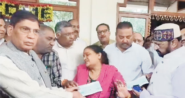 വീരമൃത്യു വരിച്ച സൈനികന്‍റെ അമ്മയെ പിടിച്ചുനിർത്തി മന്ത്രിയുടെ ഫോട്ടോഷൂട്ട്
